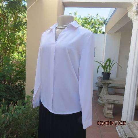 Snow White polyester long sleeve slip over top with V and open collar, size 34