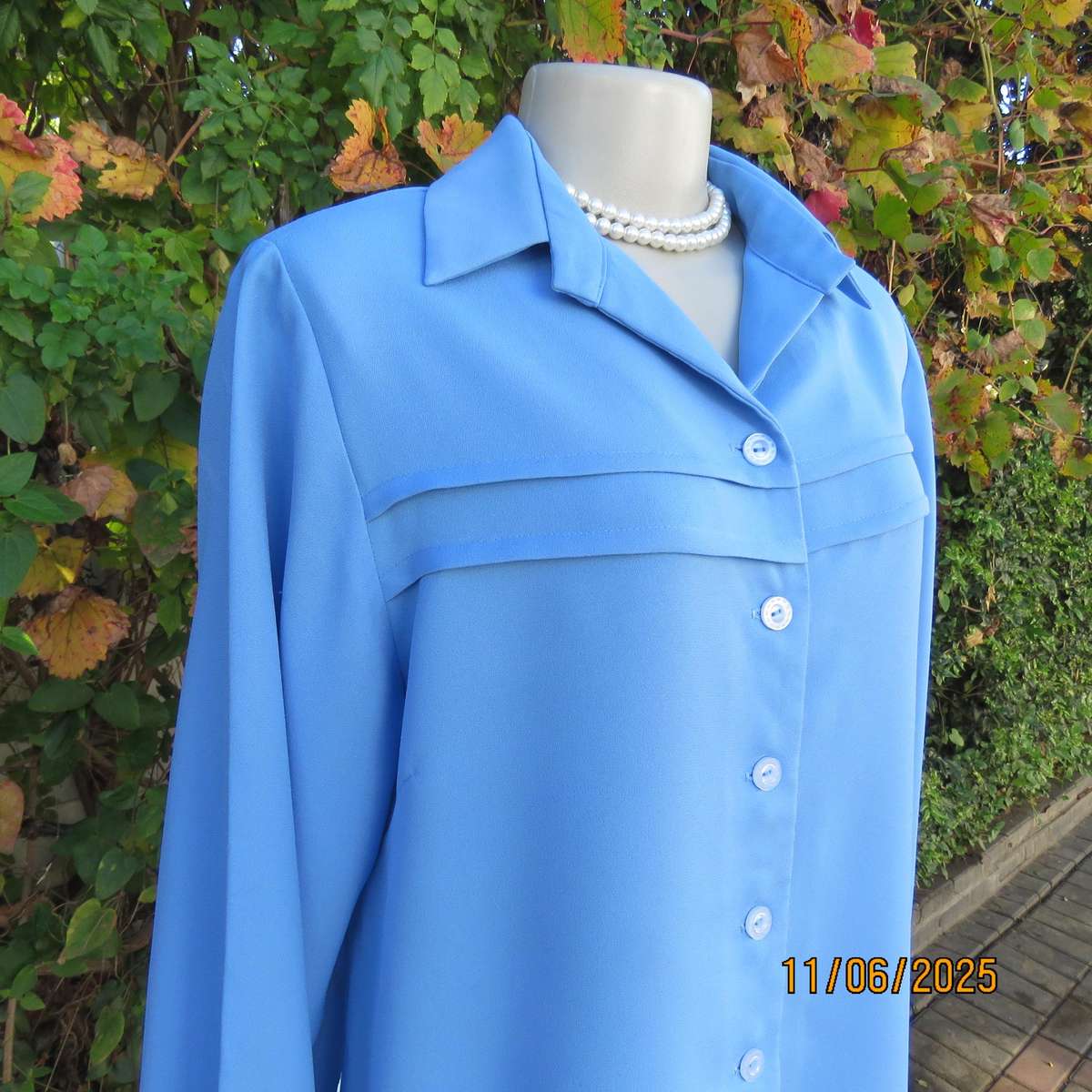 Skyblue boutique made long sleeve button down top. Tucked seams. Size 40