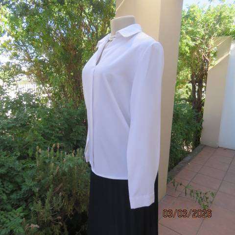 Snow White polyester long sleeve slip over top with V and open collar, size 34