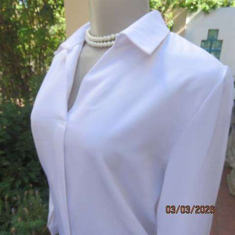 Snow White polyester long sleeve slip over top with V and open collar, size 34