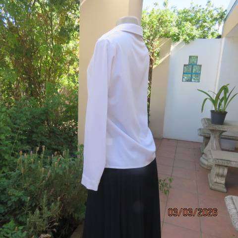 Snow White polyester long sleeve slip over top with V and open collar, size 34