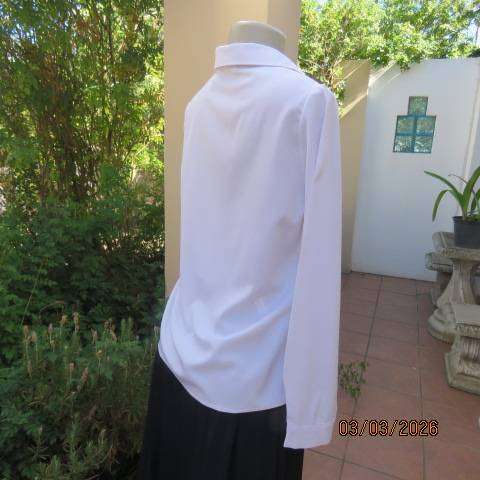 Snow White polyester long sleeve slip over top with V and open collar, size 34