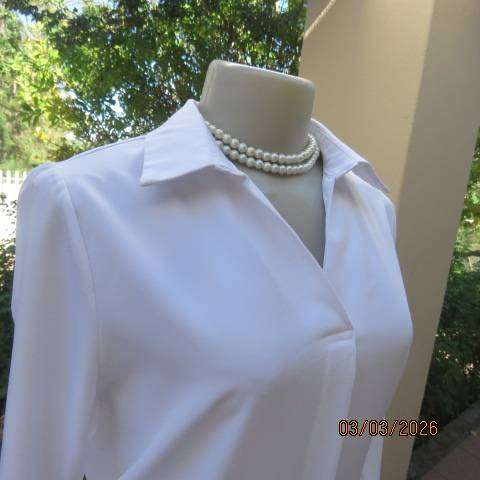 Snow White polyester long sleeve slip over top with V and open collar, size 34