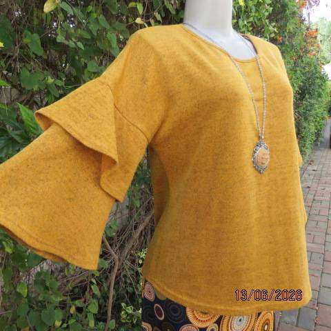 Mustard mottled slip-over polyester knit stretch top with cut-on sleeves - Size 36-38