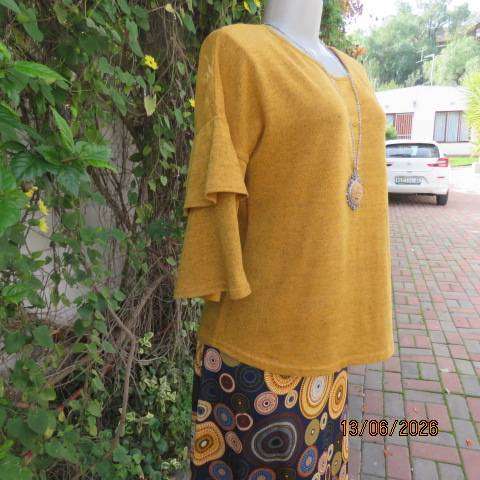 Mustard mottled slip-over polyester knit stretch top with cut-on sleeves - Size 36-38
