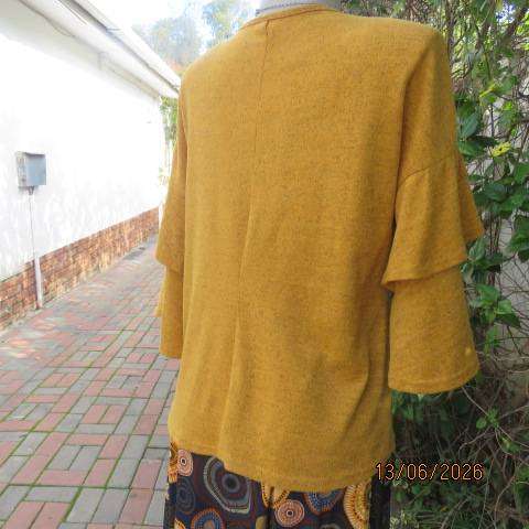 Mustard mottled slip-over polyester knit stretch top with cut-on sleeves - Size 36-38