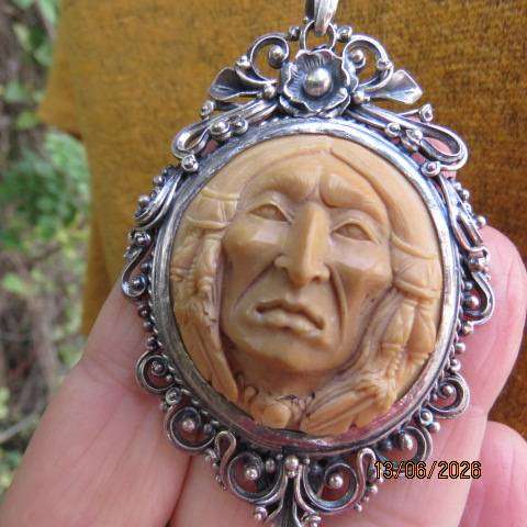 Vintage 925 silver pendant with native chief face in bone and 80cm silver chain