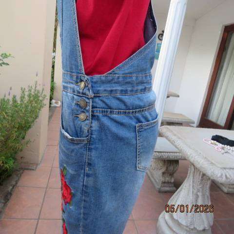 H&W jean dungaree with bib and adjustable straps. Distressed look with red rose embroidery. Size 36