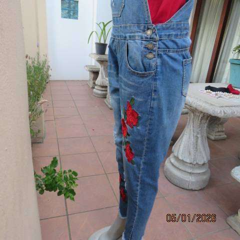 H&W jean dungaree with bib and adjustable straps. Distressed look with red rose embroidery. Size 36
