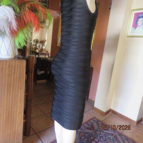 STYLE Phase black sleeveless horizontal embossed stretch polyester bodycon dress size 34