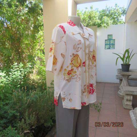 Rich cream with mustard-red bold floral print polyester short sleeve top in size 38