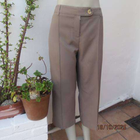 PETER B tailored straight legged cropped pants in tortilla brown. Size 38