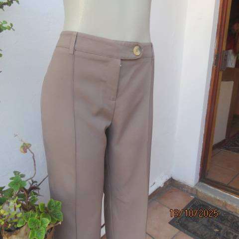 PETER B tailored straight legged cropped pants in tortilla brown. Size 38