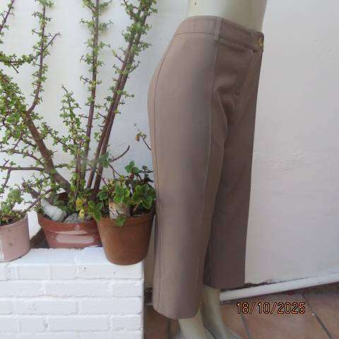 PETER B tailored straight legged cropped pants in tortilla brown. Size 38