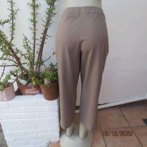 PETER B tailored straight legged cropped pants in tortilla brown. Size 38