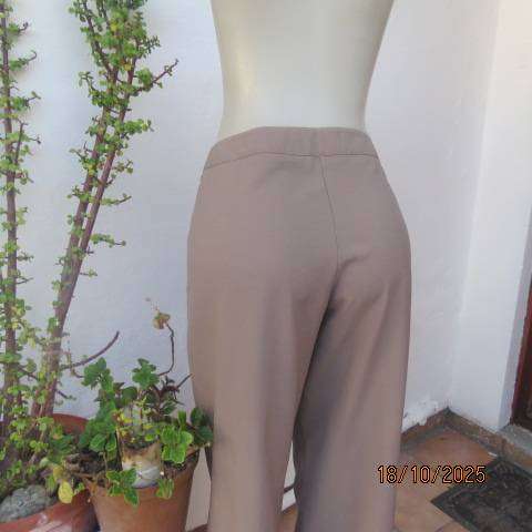 PETER B tailored straight legged cropped pants in tortilla brown. Size 38