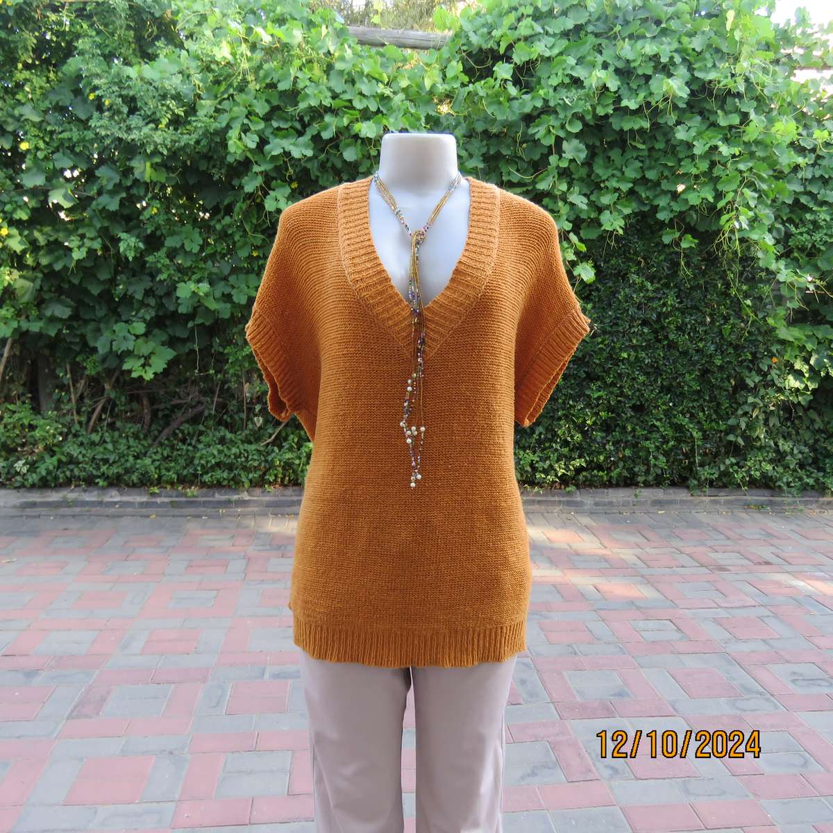 MERIEN HALL acrylic knit burnt orange colour V neck top. Tiny cut-on sleeves. Size 44. Slip over.