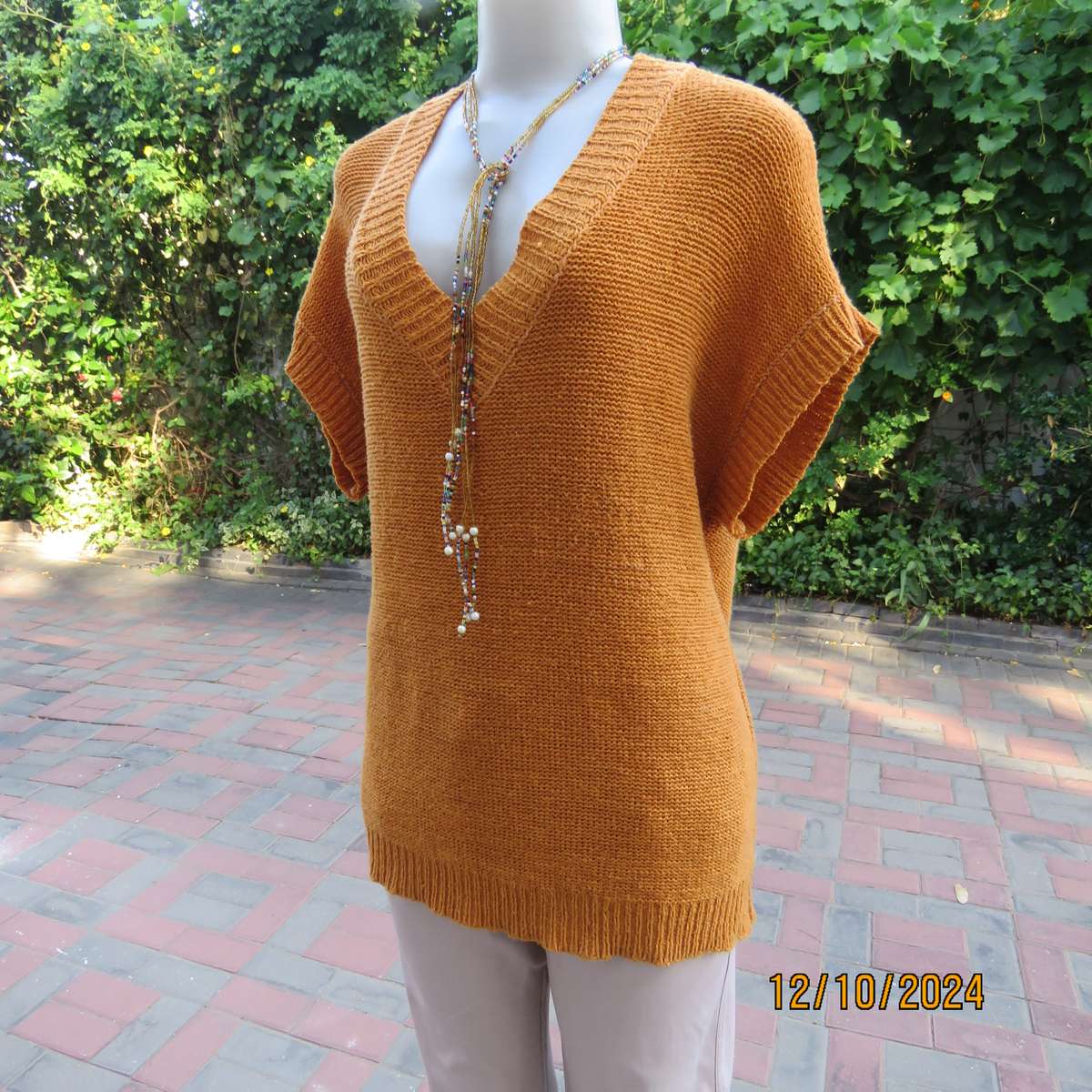 MERIEN HALL acrylic knit burnt orange colour V neck top. Tiny cut-on sleeves. Size 44. Slip over.