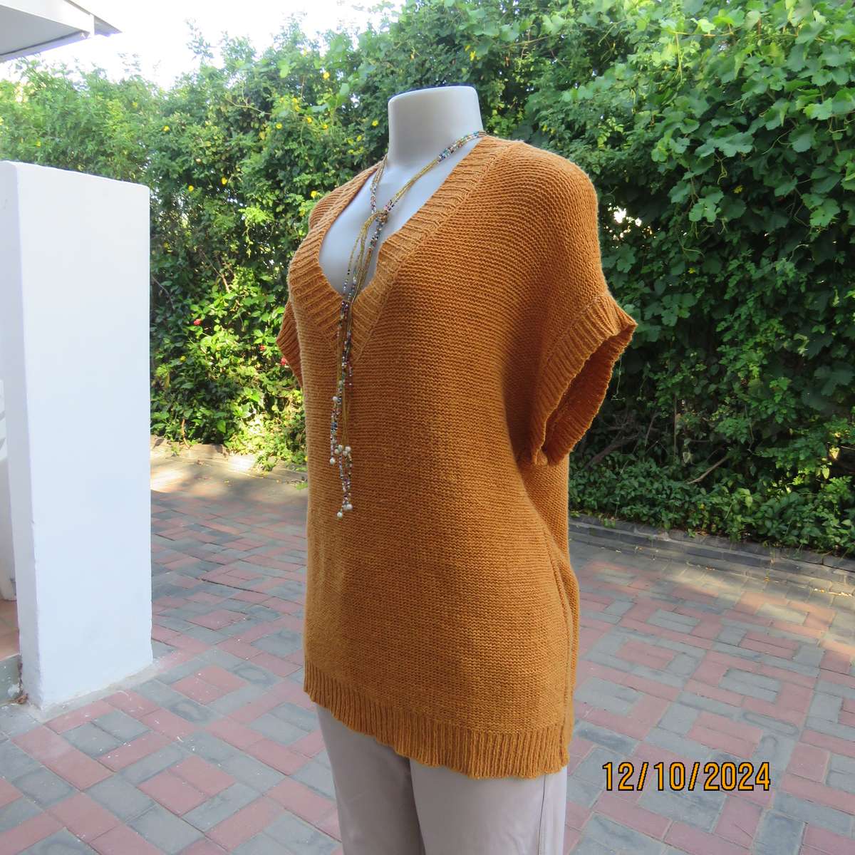 MERIEN HALL acrylic knit burnt orange colour V neck top. Tiny cut-on sleeves. Size 44. Slip over.
