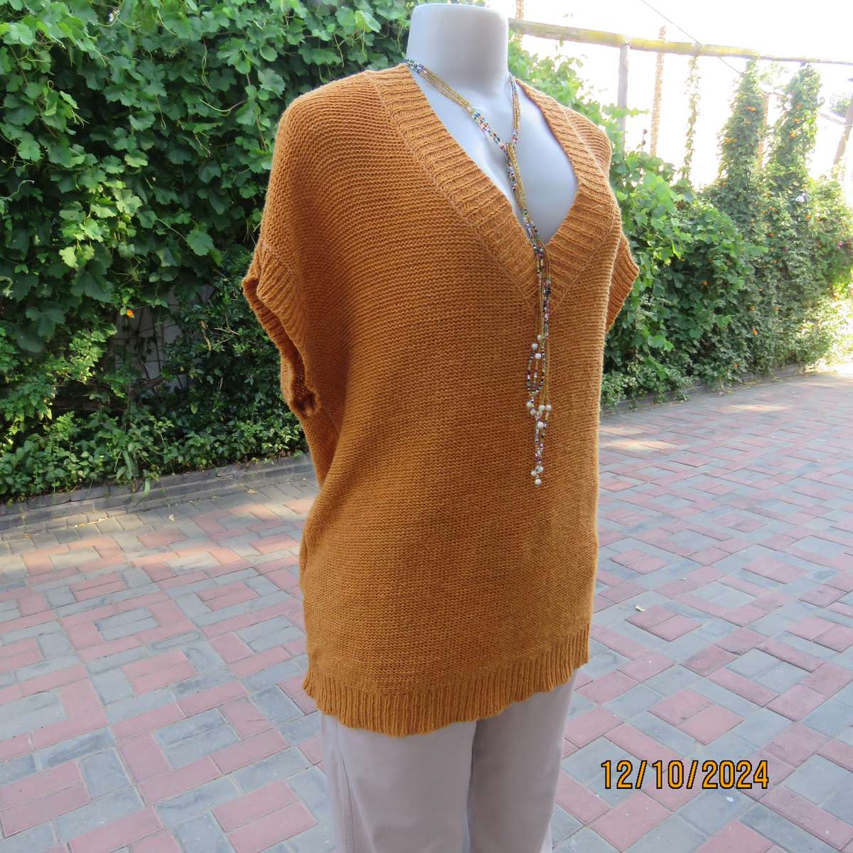 MERIEN HALL acrylic knit burnt orange colour V neck top. Tiny cut-on sleeves. Size 44. Slip over.