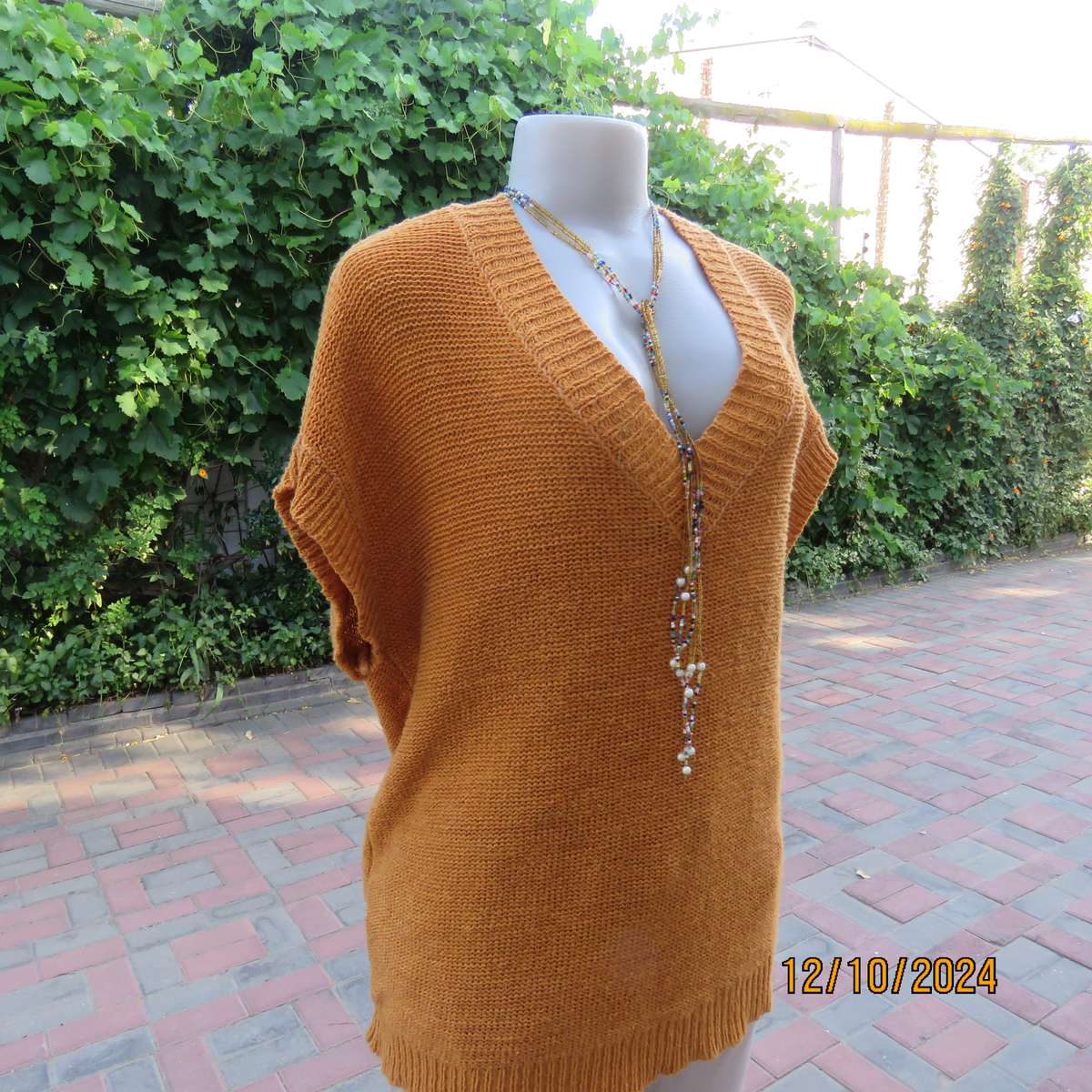MERIEN HALL acrylic knit burnt orange colour V neck top. Tiny cut-on sleeves. Size 44. Slip over.