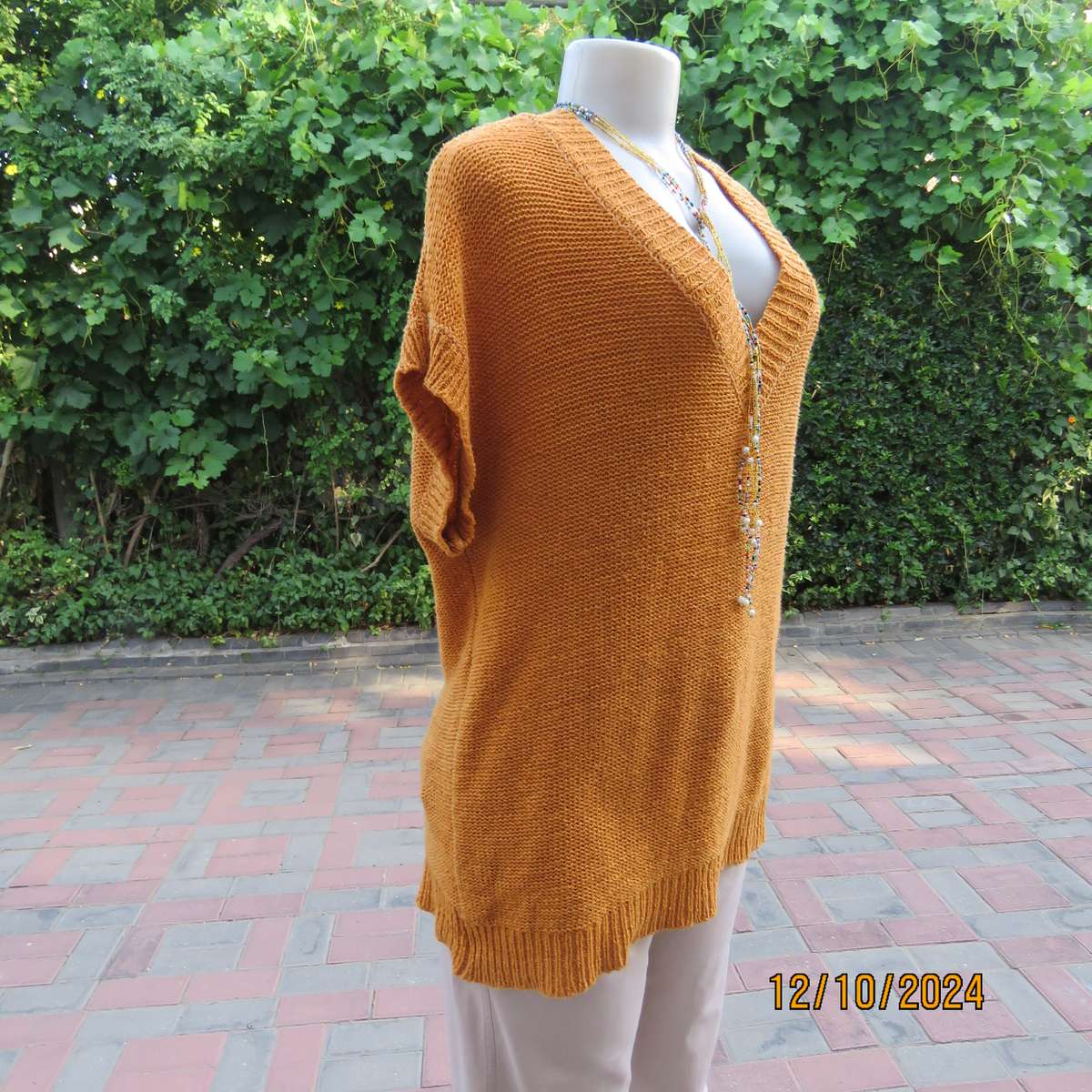 MERIEN HALL acrylic knit burnt orange colour V neck top. Tiny cut-on sleeves. Size 44. Slip over.