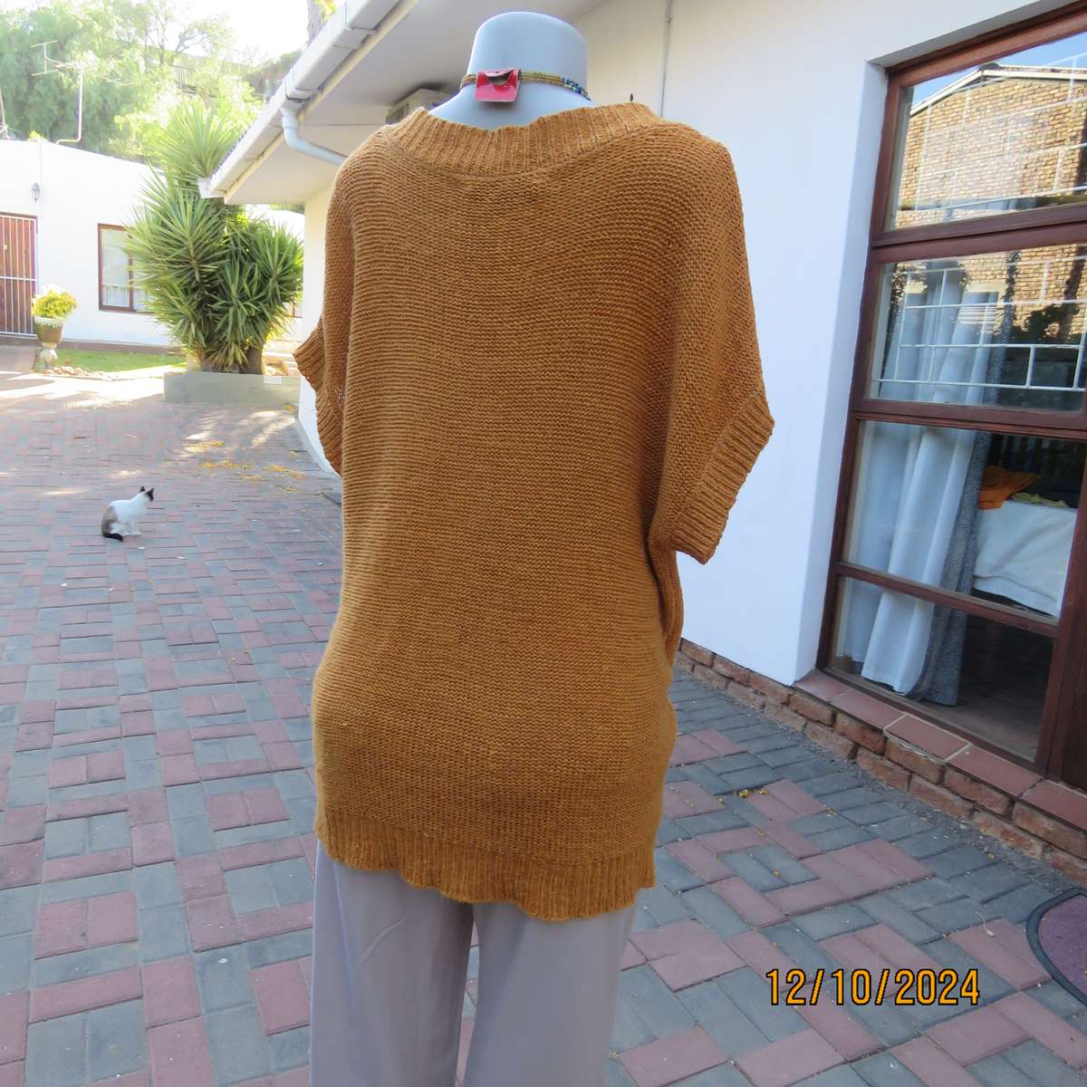 MERIEN HALL acrylic knit burnt orange colour V neck top. Tiny cut-on sleeves. Size 44. Slip over.