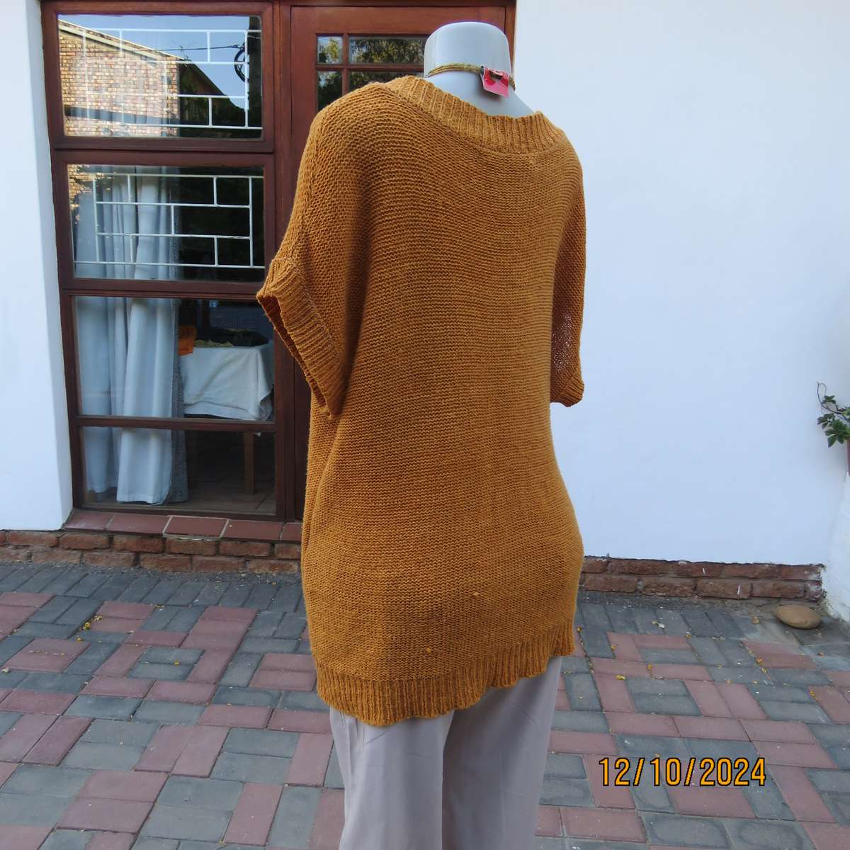 MERIEN HALL acrylic knit burnt orange colour V neck top. Tiny cut-on sleeves. Size 44. Slip over.