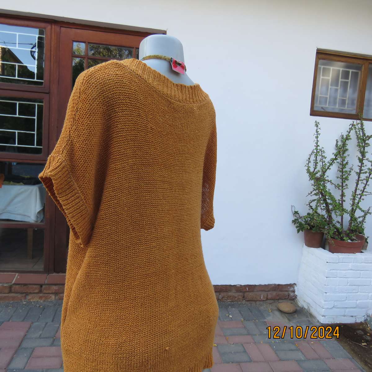 MERIEN HALL acrylic knit burnt orange colour V neck top. Tiny cut-on sleeves. Size 44. Slip over.