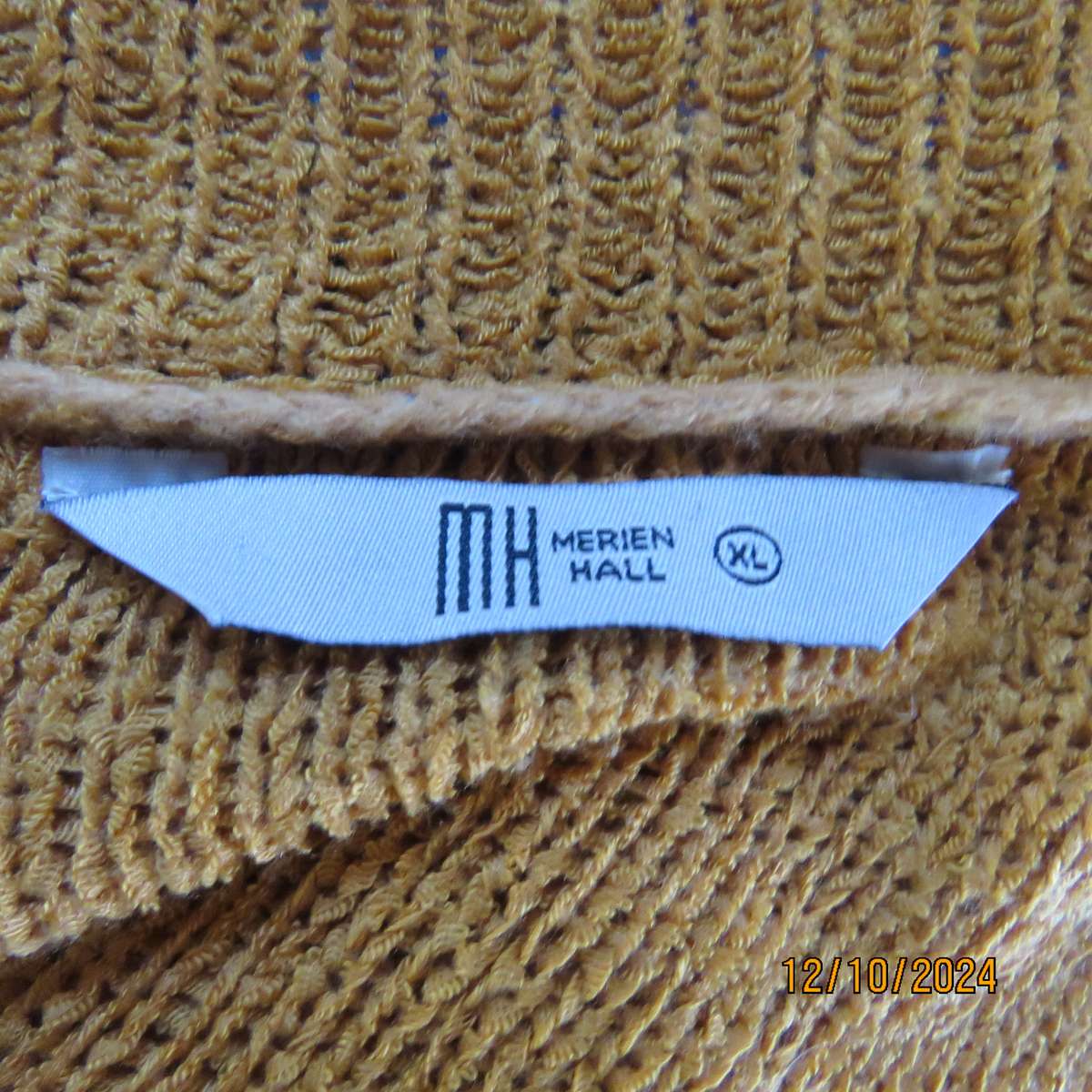 MERIEN HALL acrylic knit burnt orange colour V neck top. Tiny cut-on sleeves. Size 44. Slip over.