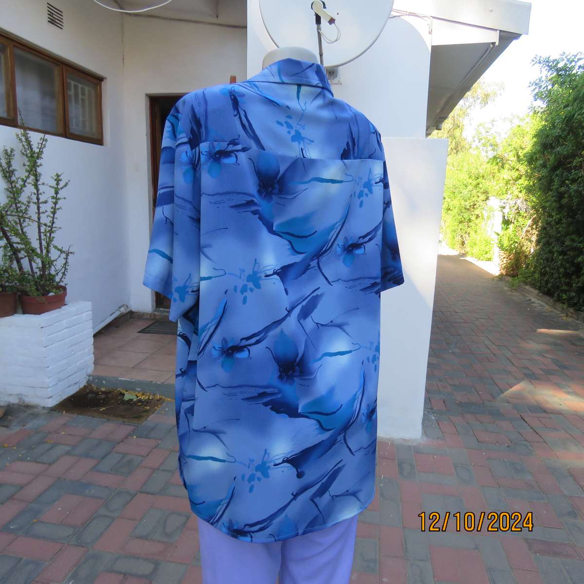 Boutique made short sleeve top in silky polyester. In medley of blues. Open collar.Size 44.As new