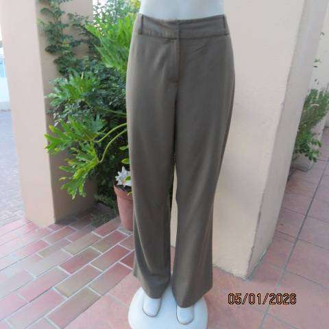 WOOLWORTHS dark olive straight leg dress pants in polyester-viscose. Size 40.