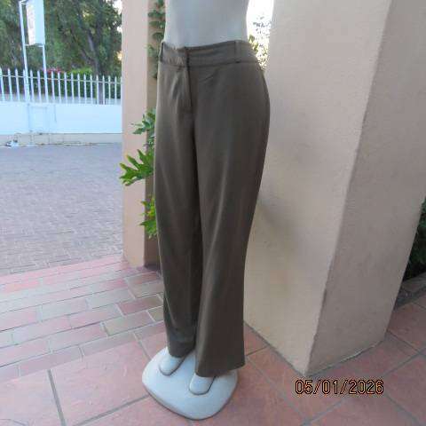 WOOLWORTHS dark olive straight leg dress pants in polyester-viscose. Size 40.