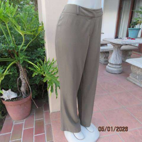 WOOLWORTHS dark olive straight leg dress pants in polyester-viscose. Size 40.