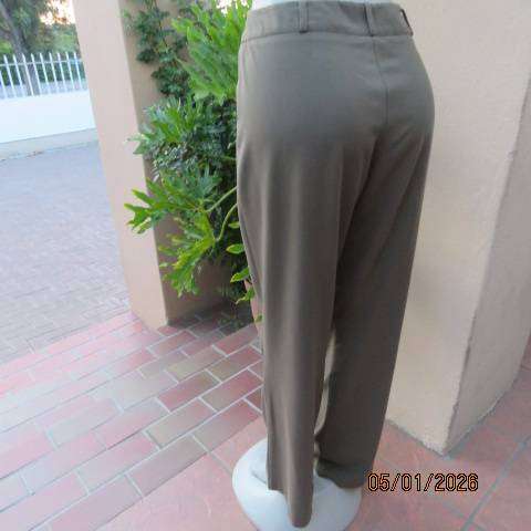 WOOLWORTHS dark olive straight leg dress pants in polyester-viscose. Size 40.
