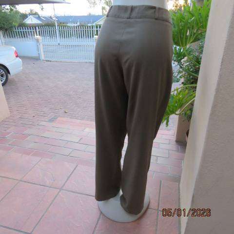 WOOLWORTHS dark olive straight leg dress pants in polyester-viscose. Size 40.