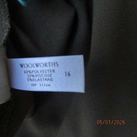 WOOLWORTHS dark olive straight leg dress pants in polyester-viscose. Size 40.