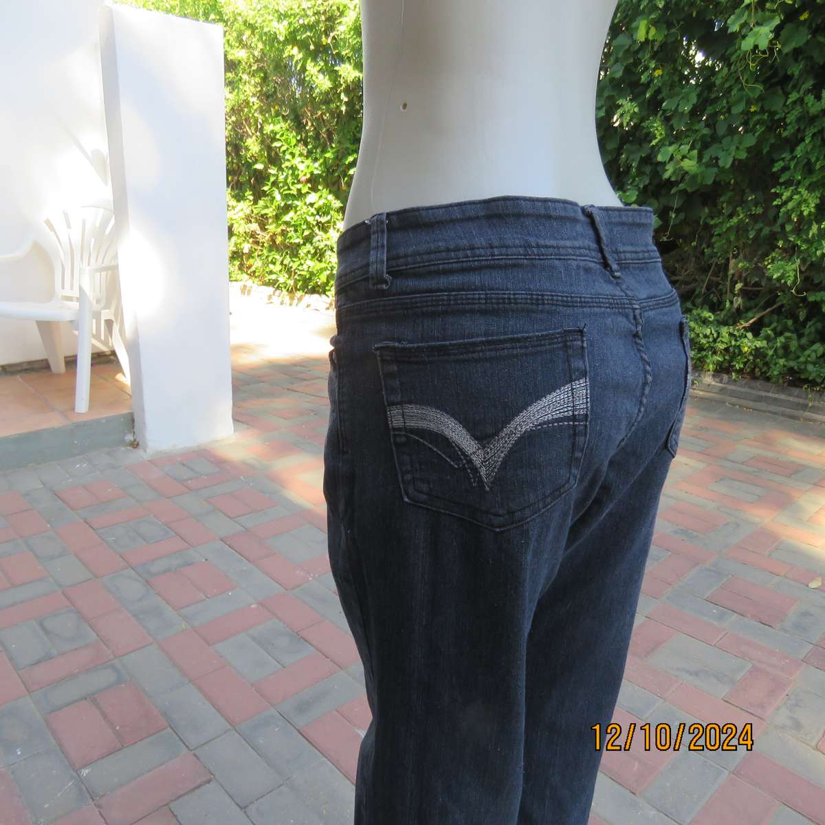 KELSO denim jeans in galaxy black size 40. Polycotton stretch. Pockets back-front.Bootlegged.