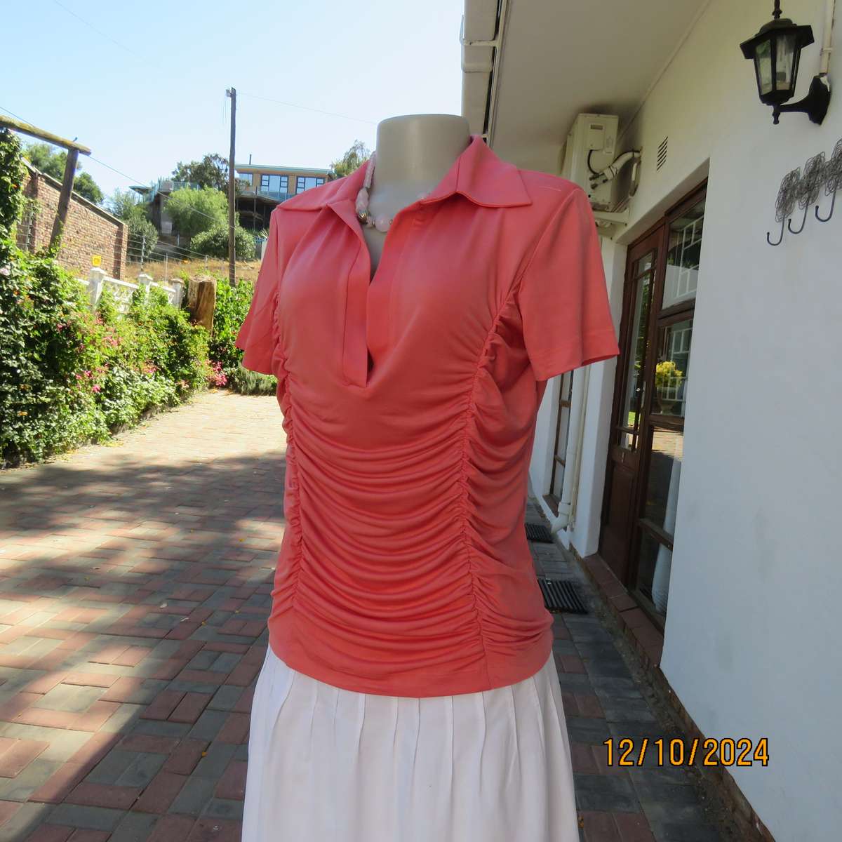 S.F. Clothing top in crimson polyester-elastane. Capped sleeves. Size 36.Vertical gathered.Collar.