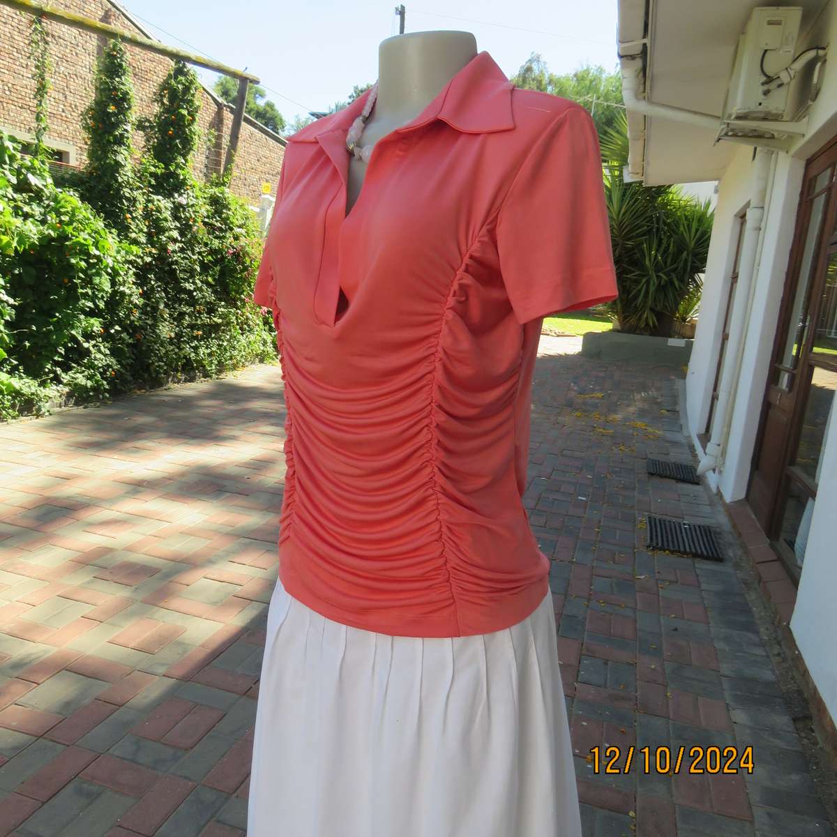 S.F. Clothing top in crimson polyester-elastane. Capped sleeves. Size 36.Vertical gathered.Collar.