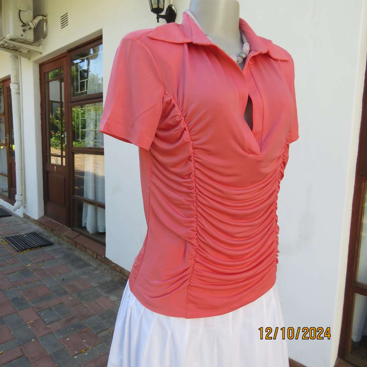S.F. Clothing top in crimson polyester-elastane. Capped sleeves. Size 36.Vertical gathered.Collar.