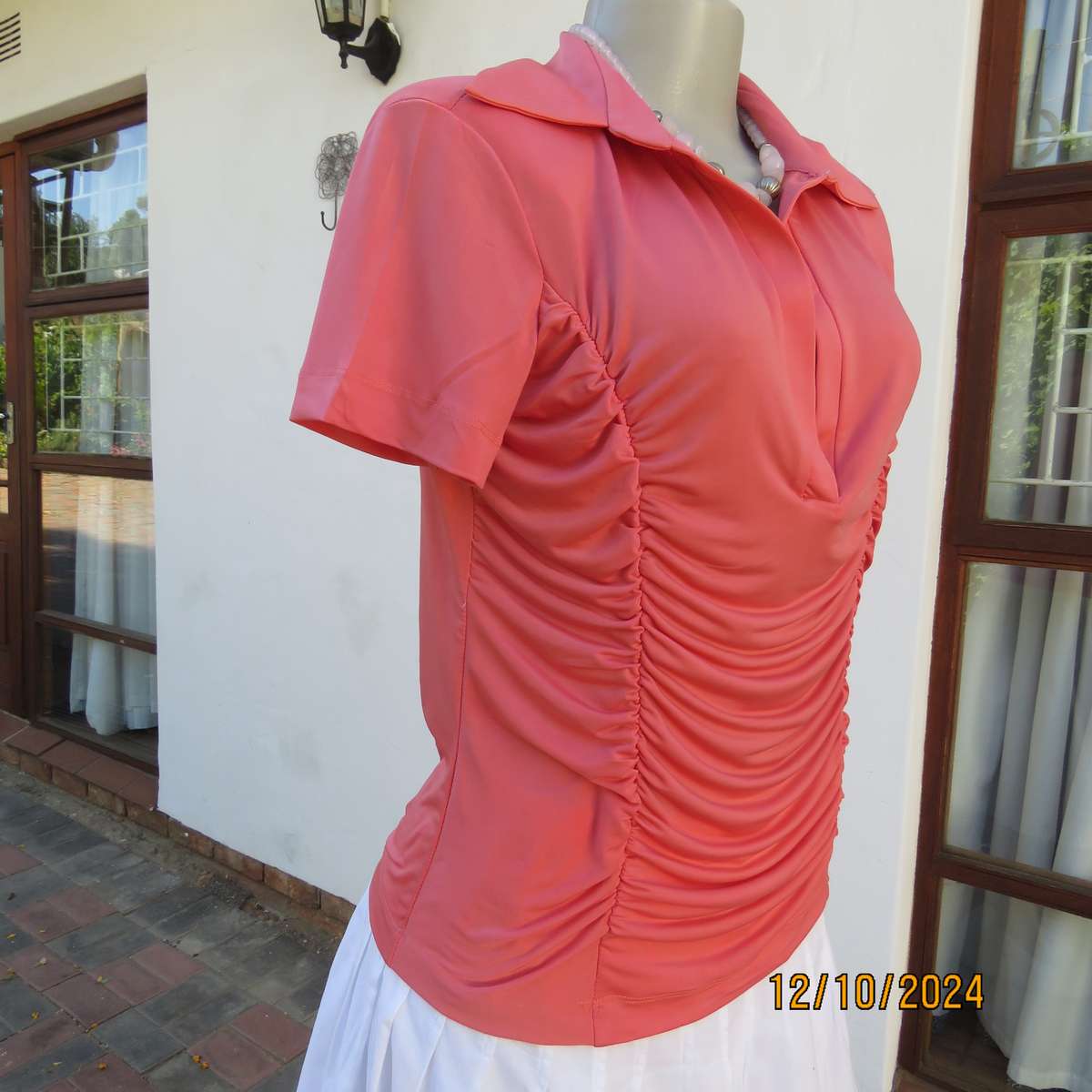 S.F. Clothing top in crimson polyester-elastane. Capped sleeves. Size 36.Vertical gathered.Collar.