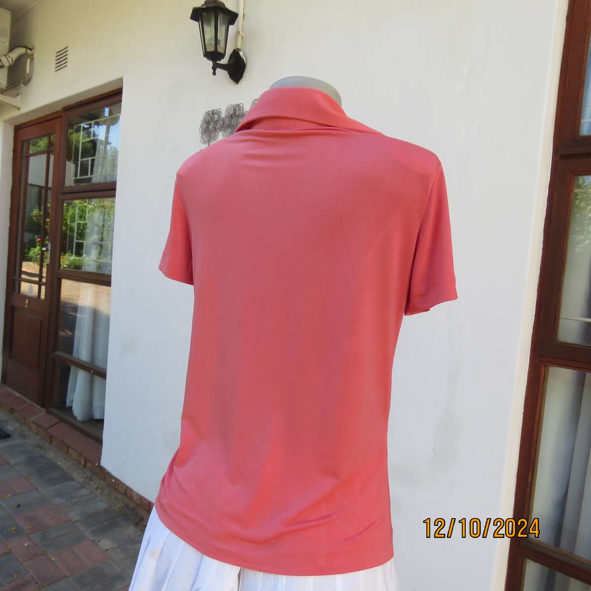 S.F. Clothing top in crimson polyester-elastane. Capped sleeves. Size 36.Vertical gathered.Collar.