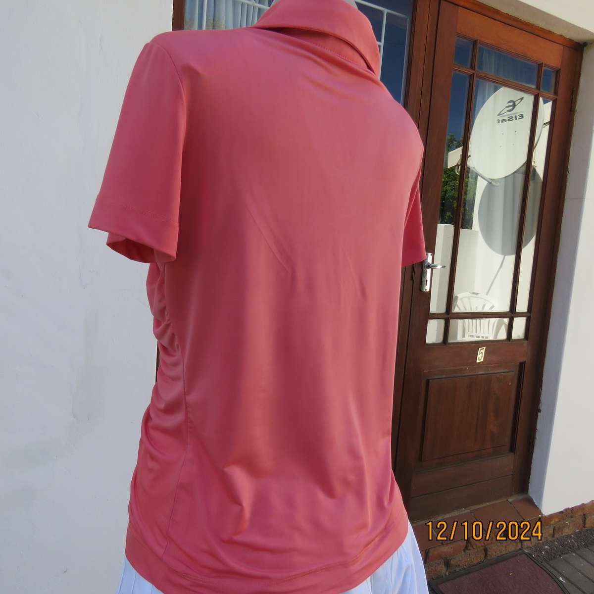 S.F. Clothing top in crimson polyester-elastane. Capped sleeves. Size 36.Vertical gathered.Collar.