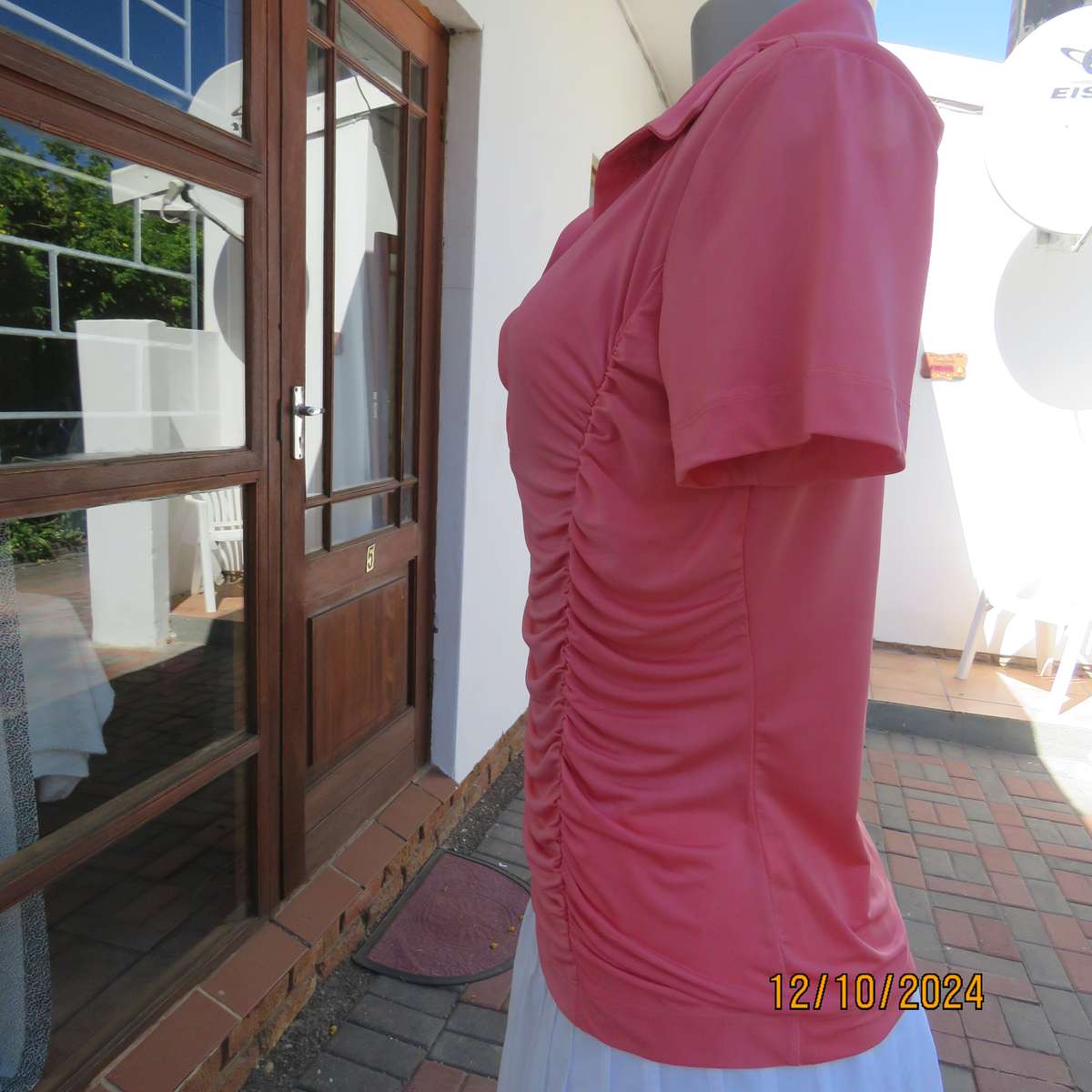 S.F. Clothing top in crimson polyester-elastane. Capped sleeves. Size 36.Vertical gathered.Collar.