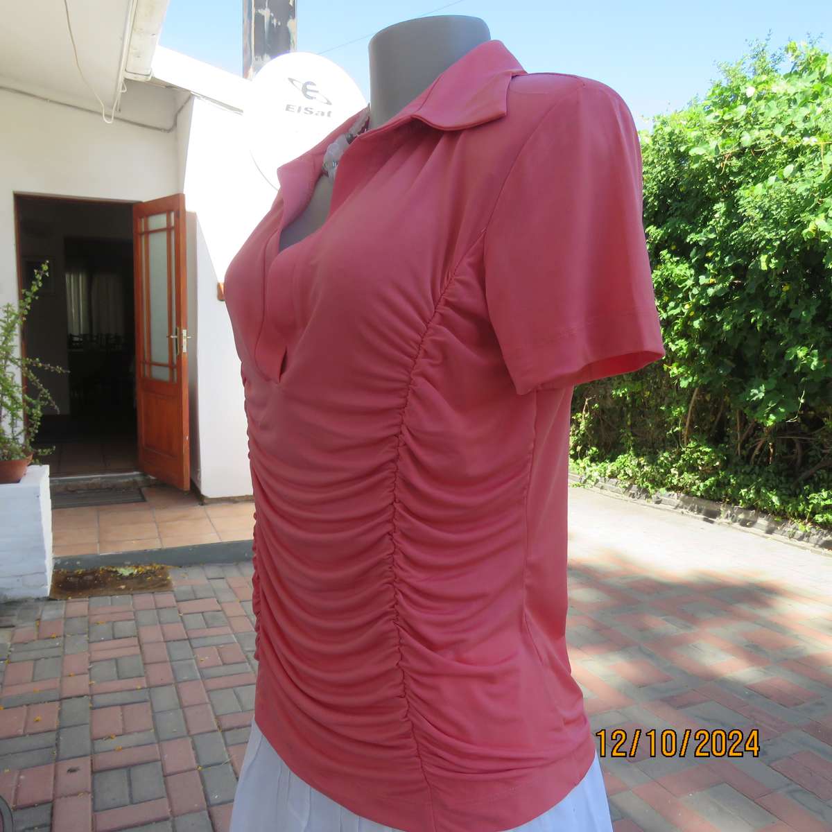 S.F. Clothing top in crimson polyester-elastane. Capped sleeves. Size 36.Vertical gathered.Collar.