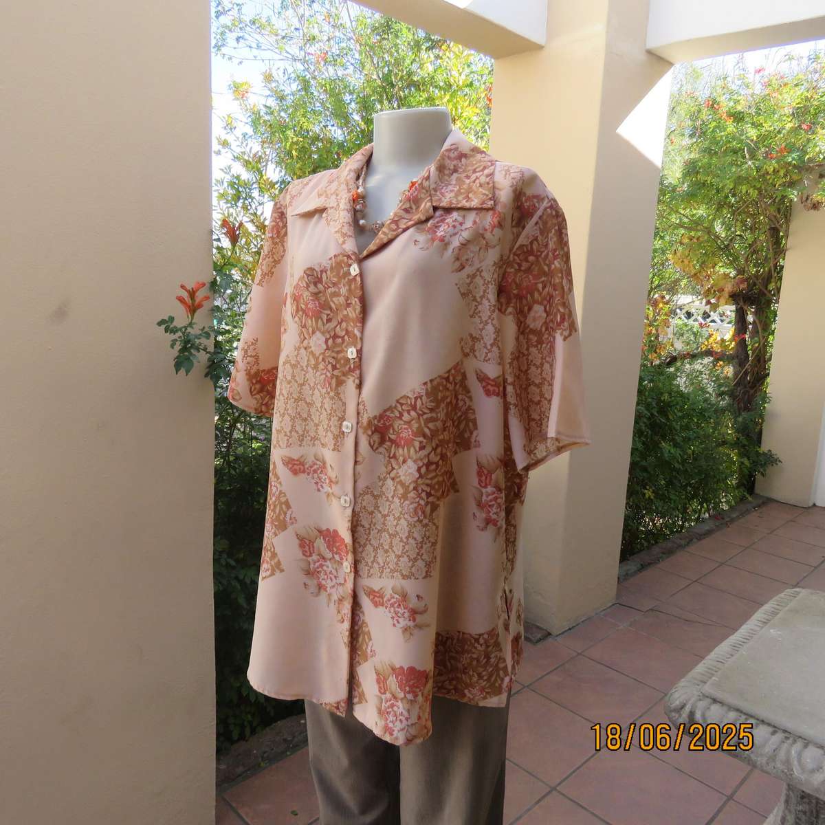 DIANELLO soft peach polyester short sleeve top. Tan-crimson designs. Size 44