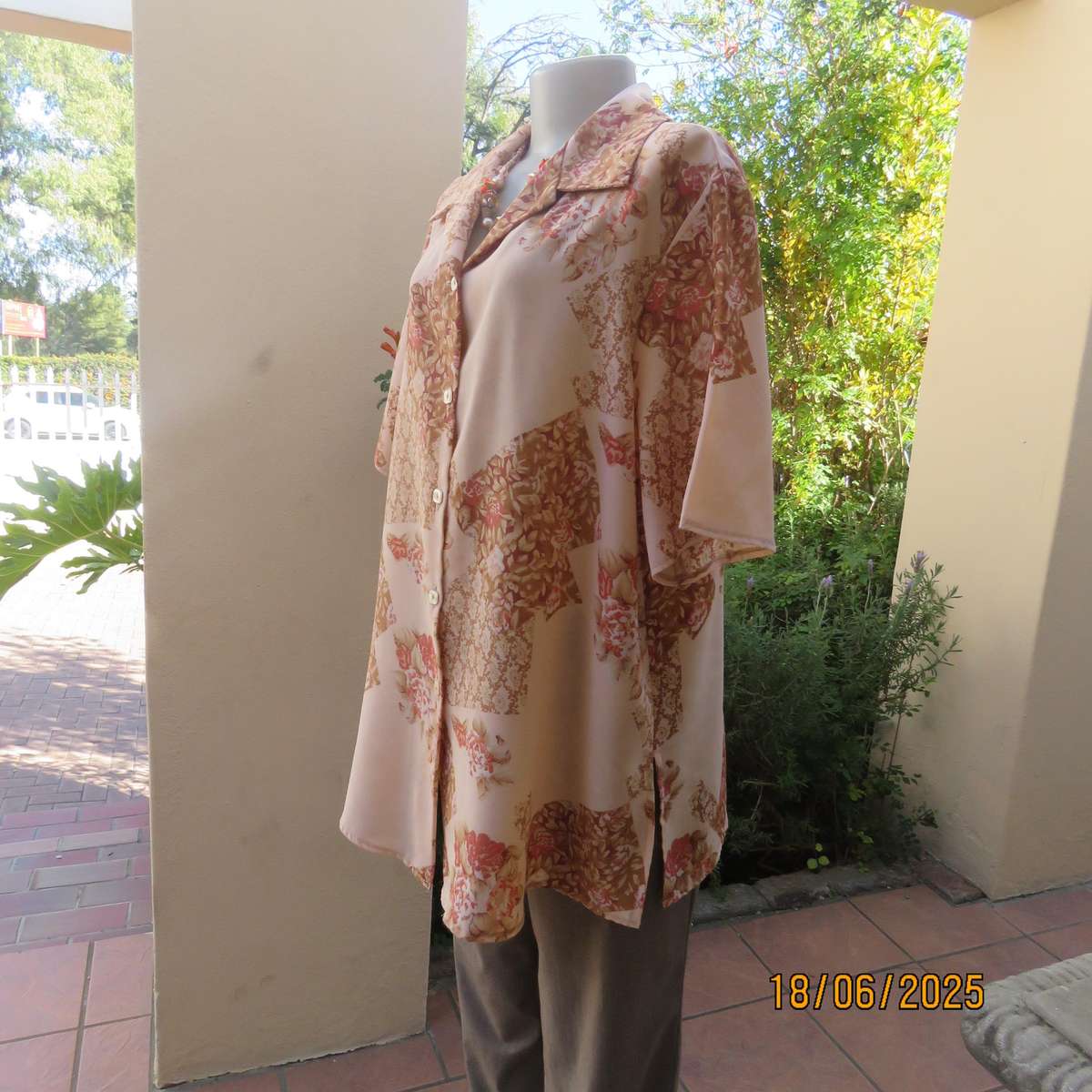DIANELLO soft peach polyester short sleeve top. Tan-crimson designs. Size 44