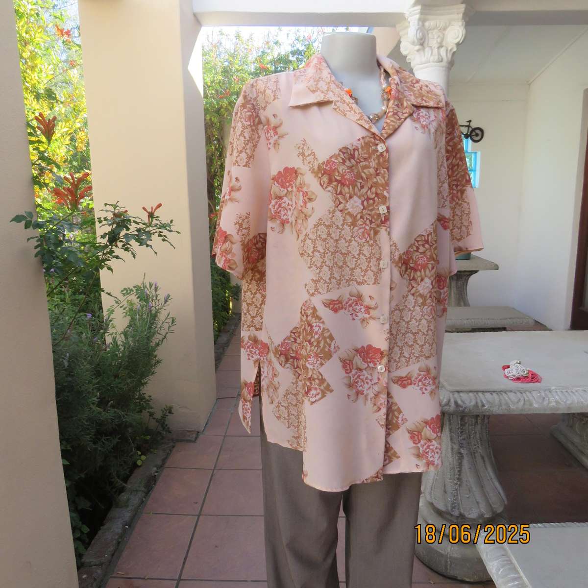 DIANELLO soft peach polyester short sleeve top. Tan-crimson designs. Size 44