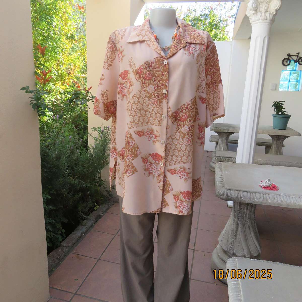 DIANELLO soft peach polyester short sleeve top. Tan-crimson designs. Size 44